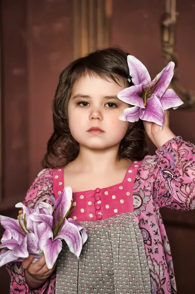 Dívka s liliemi — Stock fotografie