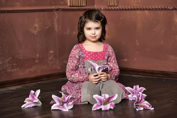 The girl with lilies — Stock Photo, Image