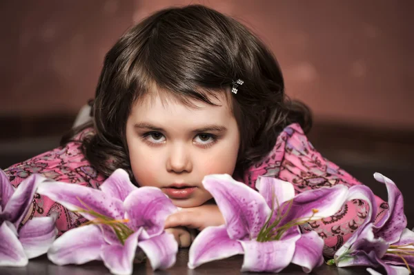 Flickan med liljor — Stockfoto