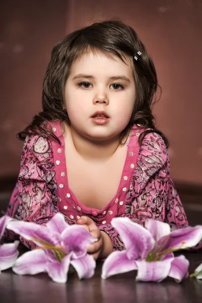 Девушка с лилиями — стоковое фото