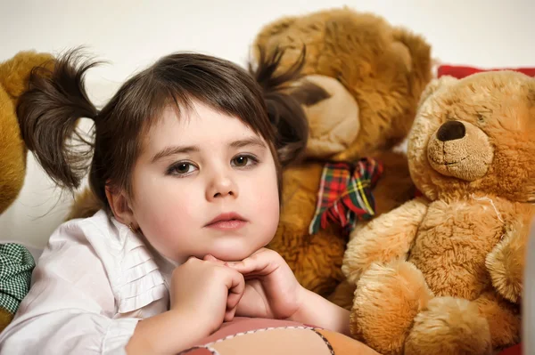 Девушка с игрушечными медвежонками — стоковое фото