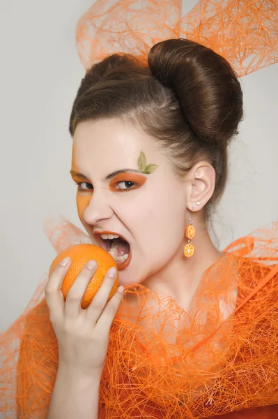 オレンジ色の女の子 — ストック写真