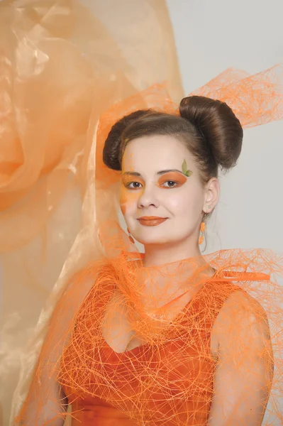 オレンジ色のドレスの女の子 — ストック写真