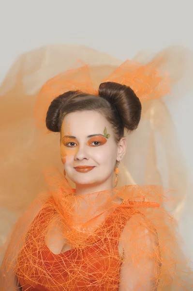 Meisje in oranje jurk — Stockfoto