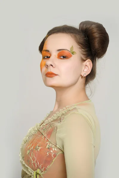 Девушка с творческим макияжем — стоковое фото