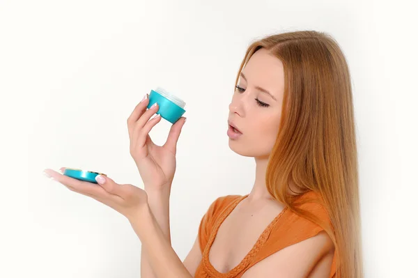 Mulher segurando creme facial hidratante — Fotografia de Stock