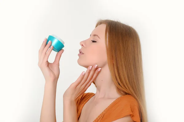 Mujer sosteniendo crema facial hidratante —  Fotos de Stock