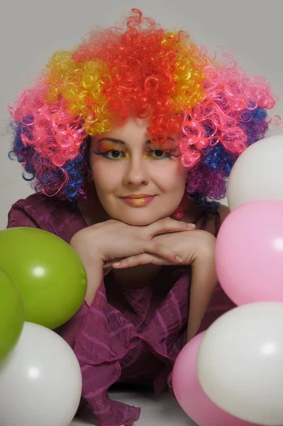 Дівчина клоун і повітряні кулі — стокове фото