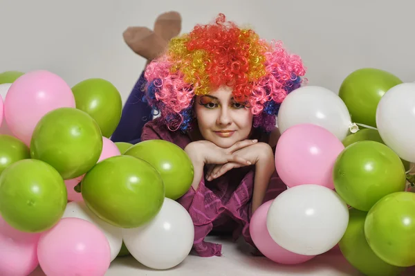Flicka clown och ballonger — Stockfoto