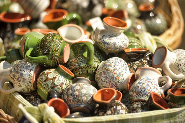 Malé keramické džbánky a poháry makro — Stock fotografie