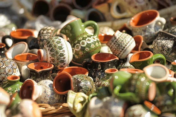 Pequeñas jarras y tazas de cerámica macro — Foto de Stock