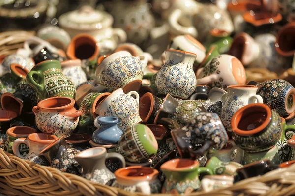 Kleine Keramikkrüge und Tassen Makro — Stockfoto
