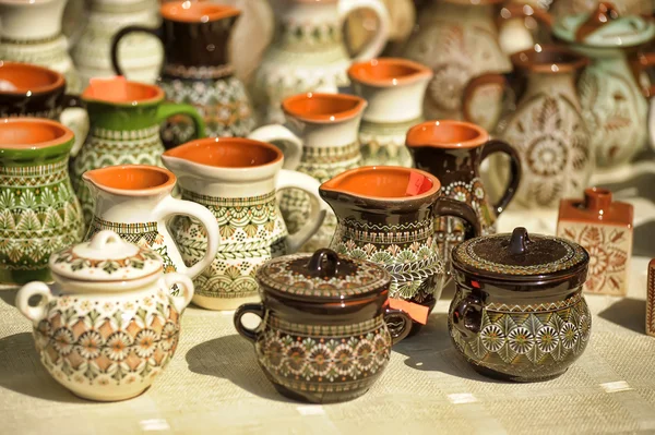 Malé keramické džbánky a poháry makro — Stock fotografie