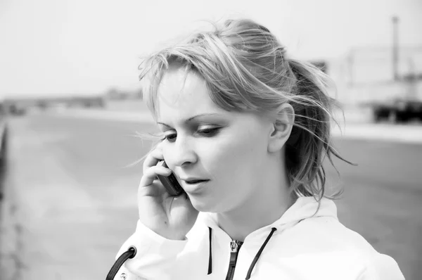 Dziewczyna rozmawiająca przez telefon — Zdjęcie stockowe