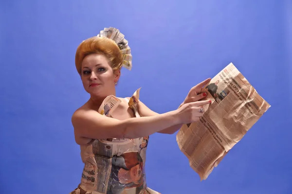 Kobieta w średnim wieku w gazecie — Zdjęcie stockowe