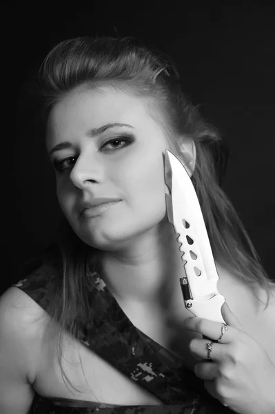 Žena s vojenský nůž portrét — Stock fotografie