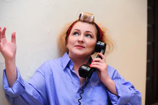 Домогосподарка говорить по телефону — стокове фото