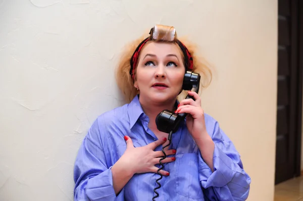 La ama de casa habla por teléfono. —  Fotos de Stock