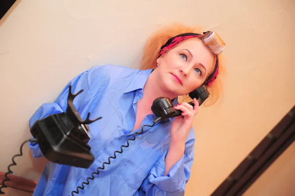 La ama de casa habla por teléfono. — Foto de Stock