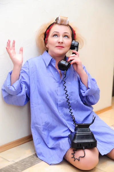 La femme au foyer parle au téléphone — Photo