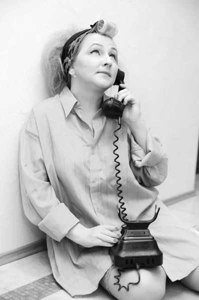 Ev kadını telefonla konuşuyor. — Stok fotoğraf
