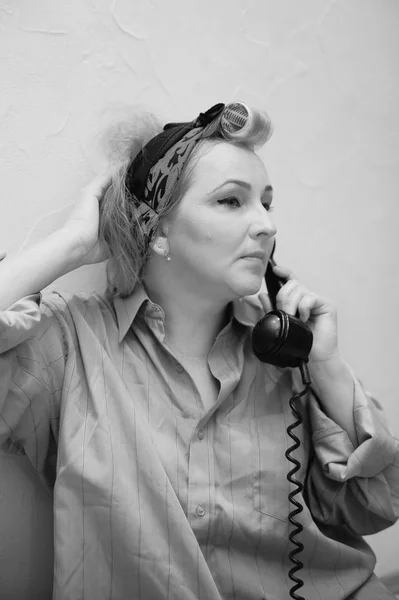 The housewife speaks on the phone — Stock Photo, Image