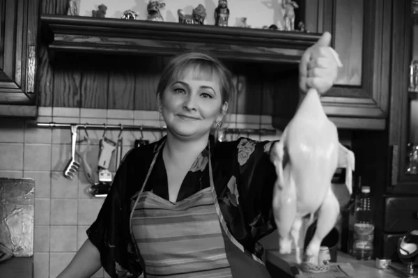 Домогосподарка на кухні готує курку — стокове фото