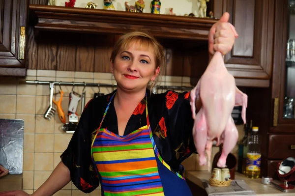 Dona de casa na cozinha preparando frango — Fotografia de Stock