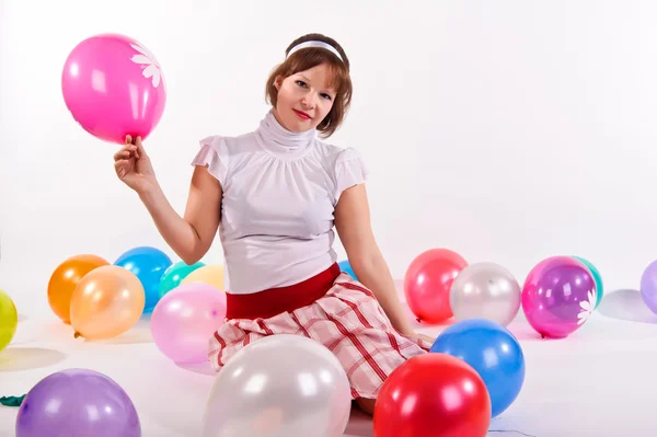 Niedliches junges Mädchen mit Luftballons — Stockfoto
