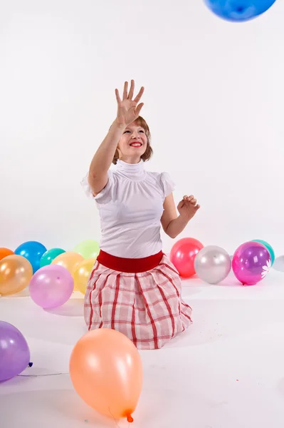 Милая молодая девушка с воздушными шарами — стоковое фото