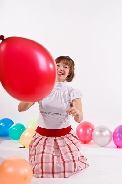 Söt ung tjej med ballonger — Stockfoto