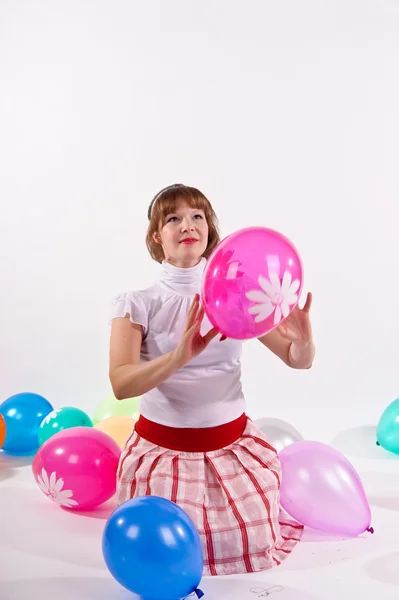 Мила молода дівчина з повітряними кулями — стокове фото