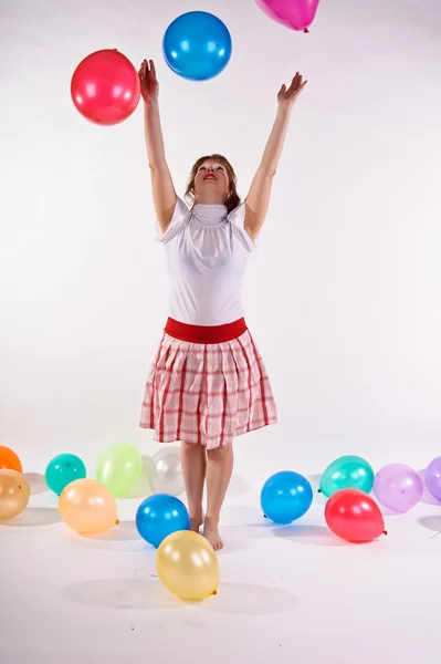 Милая молодая девушка с воздушными шарами — стоковое фото