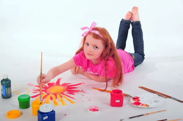 Menina pincéis pintura chão — Fotografia de Stock