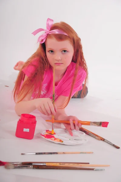 Kat boyama kız fırçalar — Stok fotoğraf