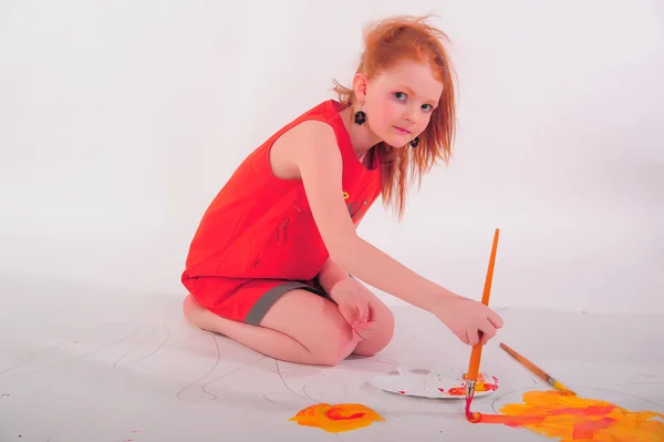 女孩画笔绘画地板 — 图库照片