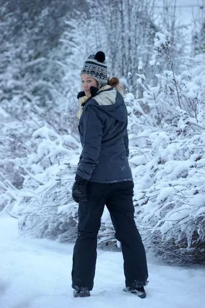 Красива дівчина гуляє в парку взимку . — стокове фото
