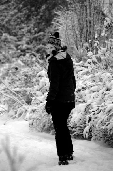A beautiful girl walks in the park in winter. — Stock Photo, Image