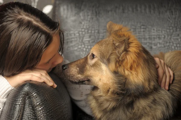 Adolescente chica con un perro rojo —  Fotos de Stock