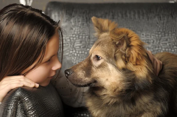 Tiener meisje met een rode hond — Stockfoto