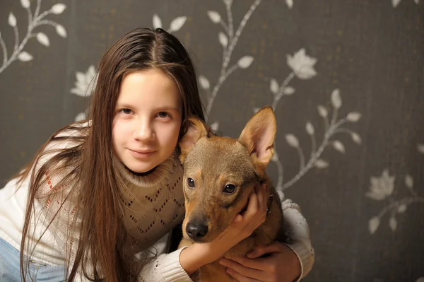 赤い犬の十代の少女 — ストック写真