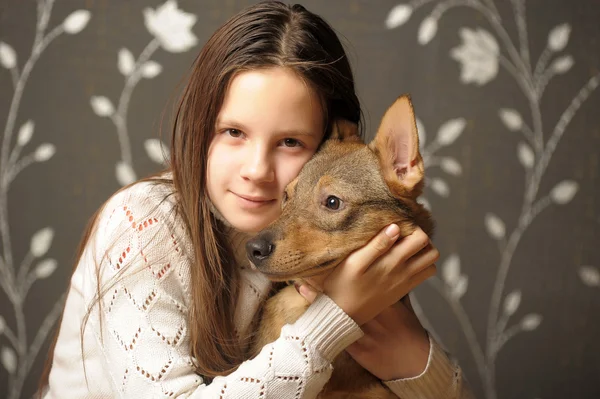Adolescente chica con un perro rojo — Foto de Stock
