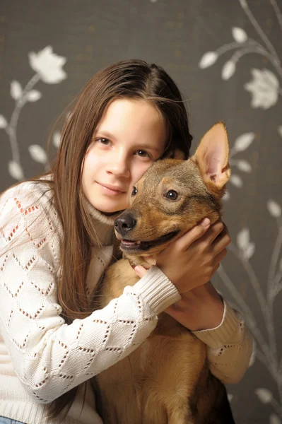 赤い犬の十代の少女 — ストック写真