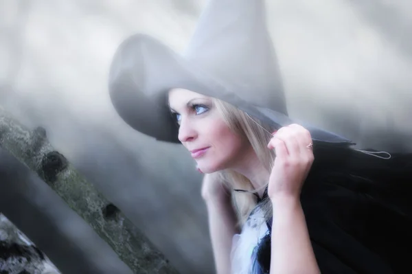 Witch in de hoed — Stockfoto