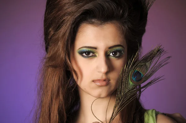 Portarit de hermosa joven con pluma de pavo real —  Fotos de Stock
