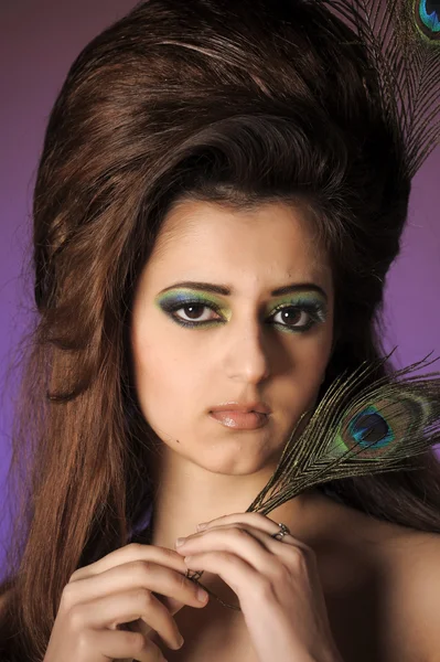 Portarit de hermosa joven con pluma de pavo real —  Fotos de Stock
