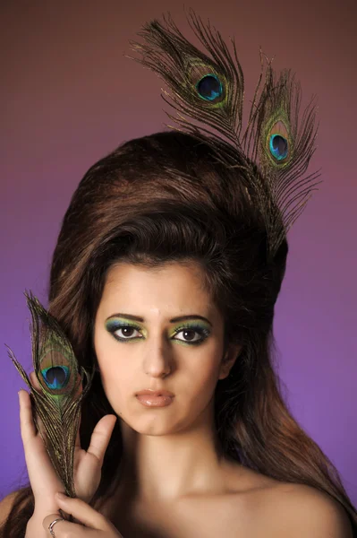 Bir tavus kuşu tüyü ile güzel genç kız portarit — Stok fotoğraf