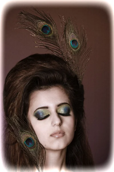Portarit de hermosa joven con pluma de pavo real — Foto de Stock