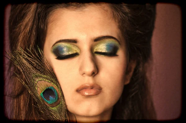 孔雀の羽を持つ美しい若い女の子の portarit — ストック写真