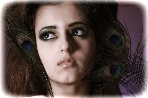 Portarit van mooie jonge meisje met peacock feather — Stockfoto
